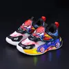 Tênis Infantis Cartoon com Luzes para Meninos para Primavera e Outono, Tênis de Corrida Luminous Confortáveis com Desenho de Carro Infantil, Modernos