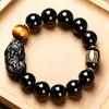 Pulseira de obsidiana negra e olho de tigre com um amuleto Pi Xiu, apresentando uma conta com o Sutra do Coração, adequada para homens e disponível para atacado.