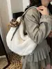Bolso peludo de gran capacidad para otoño e invierno para mujer, nuevo estilo 2025, bolso cruzado versátil para el día a día, bolso peludo de un solo hombro para debajo del brazo