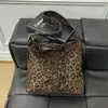 Bolsa estampada de leopardo para mulheres 2026 nova bolsa tote de camurça grande capacidade para o dia a dia versátil vintage de ombro transversal bolsa grande