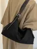 Bolsa de mão estilosa e casual com um toque único e descontraído, perfeita para o outono de 2026; uma bolsa tiracolo simples e versátil para o trabalho e o trajeto