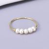 J56 venta directa de fábrica estilo ins europeo y americano anillo de perla de agua dulce apilado con estilo dulce y fresco anillo de acero de titanio de oro de 18K para mujer