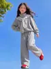 Conjunto de Outono para Meninas 2026 Novo Estilo Moletom para Meninas Xale Estiloso Conjunto Casual de Três Peças Roupa de Primavera e Outono para Meninas