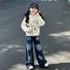 Conjunto de duas peças de suéter estilo coreano para meninas 2026 outono e inverno, conjunto casual de duas peças com suéter de tricô com capuz e jeans para crianças mais velhas