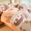 Novo Conjunto de Quatro Peças Lã de Leite Aquecimento de Inverno Dormitório Estudantil Quarto Coração de Menina ins Lençol Capa de Edredom Conjunto de Três Peças