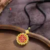 Mesmo estilo da loja de ouro, método antigo ouro de areia incrustado com diamantes bússola de moeda giratória pingente, pingente de suspensão de bússola de moeda de cobre para dinheiro giratório