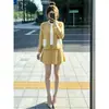 Un atuendo completo para mujer en otoño e invierno: un conjunto de dos piezas de moda que consta de un top de punto, un cárdigan y una falda