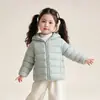Chaqueta de plumón para niña Invierno 2026 Estilo Nuevo Abrigo Protección contra el Frío Bebé Ligero Estilo Invernal Infantil Súper Bonita Ropa de Invierno