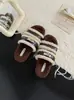 Sapatos de algodão felpudos versáteis de sola grossa para outono e inverno 2026, chinelos de algodão da moda, sapatos casuais, chinelos fofos para mulheres, que aumentam a altura