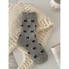 Calcetines Grises de Lana de Oveja Engrosada Estilo Coreano de Media Pantorrilla con Etiqueta de Tela, Lazo, Patrón de Diamantes y Bordes Fruncidos
