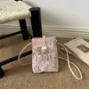 Nova bolsa vertical estilo chinês para mulheres, nova coleção de verão 2026, bordada, casual, adequada para o dia a dia, moderna, elegante e projetada como uma bolsa de ombro para carregar um celular