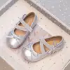 Sapatos Pequenos de Couro Prateados com Laço Estilo Princesa para Meninas Novos 2026 Primavera/Outono Sapatos de Uso Único Sola Macia para Bebê Sapatos Sociais para Meninas