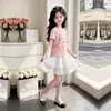 Conjunto de Duas Peças para Crianças Maiores: Blusa Casual Fina Estilosa com Personalidade de Manga Curta e Saia Doce de Renda de Verão para Meninas