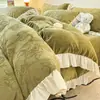 Juego de cuatro piezas de sábanas de leche de terciopelo tallado tridimensional simple y fresco, con borde completamente mate, clase A, juego de cama de tres piezas con sábana bajera y falda de cama 1
