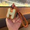 Llavero Creativo de Cuero con 26 Letras Inglesas Colgante Exquisito de Cuero Simple para Bolso de Pareja Pequeño Regalo
