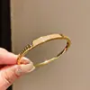 Pulsera con Letra de Circonita Estilo Lujo Ligero Electrochapada en Oro Real de 18 Quilates, Pulsera Moderna Exquisita Personalizada, Joyería de Gama Alta de Nicho