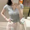 Suéter de punto amarillo de seda helada con cuello en V y manga corta para mujer, estilo fino de verano, elegante, adelgazante, único, exquisito y deslumbrante