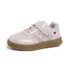 Colección Otoño 2026: Zapatillas de entrenamiento alemanas para niños, de estilo coreano, sencillas, a la moda y brillantes, con bordado de corazón y diseño casual