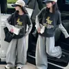 Conjunto de dos piezas estilo caricatura para niñas Zhongda primavera y otoño 2026, sudadera de otoño para niños, capa base moderna para la vuelta al cole
