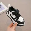Tênis Baixo Infantil 2026 Primavera e Outono Novos Sapatos Pretos e Brancos para Meninos Tênis Esportivos Casuais para Meninas Estilo Coreano Sapatos Brancos para Bebê