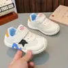 Zapatos Deportivos para Niñas 2026 Primavera/Otoño Nuevos Zapatos Casuales de Malla con Suela Suave para Niños Zapatos Individuales de Moda Versátiles para Niños Suela Suave