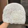Touca de Crochê Flor Artesanal para Mulheres, Chapéu de Lã com Ponto Aberto Artístico para Afinar o Rosto, Chapéu Slouchy Quente Retrô para Outono e Inverno