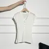 Camiseta de punto para mujer con cuello en V y manga corta con diseño de botones, nuevo estilo de verano 2026, corte ajustado, top favorecedor y extremadamente elegante