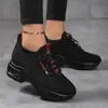 Zapatillas Deportivas de Punto Volador Transfronterizas 2025 Nuevo Estilo Verano Aumentadoras de Altura para Mujer Zapatos de Malla Blancos Casuales Zapatos de Papá Modernos