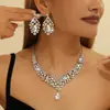 Europa e Estados Unidos quente liga de zinco dourada cravejada com strass branco pérola metálica conjunto de colar e brincos joias femininas