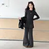 Conjunto de Tres Piezas de Otoño para Niñas: Chaleco de Cuero, Camiseta Base, Pantalones Acampanados Conjunto para Niños Medianos y Mayores, Atuendo Fresco de Moda Estilo Hong Kong Ropa de Otoño