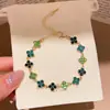 Pulsera colgante geométrica de flor de circonita cúbica estilo europeo y americano, elegante y versátil, una pieza de joyería delicada y lujosa con un toque de alta gama, un accesorio único y elegante para mujeres