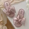 Pantuflas de casa de moda para mujer, nuevo diseño cómodo de lazo de seda para las cuatro estaciones, absorbentes de sudor, transpirables, pantuflas únicas de algodón y lino de alta gama