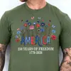 250º Aniversário dos Estados Unidos Camiseta Escura Floral Patriótica 4 de Julho, 1776-2026 Camiseta de Flores Silvestres