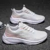 Fabricantes transfronterizos envían zapatos Jinjiang para mujer, zapatillas ultraligeras para correr, zapatos con amortiguación, zapatillas de salto de longitud para niñas