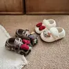 Zapatos de Peluche para Niñas 2026 Nuevas Llegadas de Invierno Zapatos Cálidos de Dibujos Animados tipo Birkenstock Zapatos de Algodón Tipo Frijol Antideslizantes para Caminar de Niños