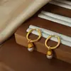 Pendientes de joyería de acero de titanio chapado en oro de 18 quilates con colgante de perla en forma de gota, nuevo de alta gama, lujo ligero, estilo frío, transfronterizos