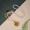 Collar con Colgante de Brújula de Ocho Tesoros Grabada Bañada en Oro del Mismo Estilo de Weixue con Perlas Naturales y Diamantes de Colores Cadena para Suéter