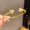 Pulseira com fecho em formato de diamante de zircônia banhada a ouro 18k, moderna e versátil para o uso diário, luxo leve e toque de alta qualidade, joia feminina