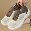 Sapatos de Tecido Old Beijing para Mulheres 2026 Novo Modelo Malha Respirável Solado Macio Sapatos para Caminhada Não Cansativos Antiderrapantes Casuais Confortáveis Sapatos para Mãe