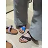 Primeiro Encontro: Chinelos de dedo de sola reta versáteis estilo coreano, sandálias de praia retrô estilosas para atividades ao ar livre