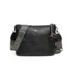 2026 Bolsa feminina explosiva de vendas quentes transfronteiriça design clássico simples para o dia a dia nicho senso de design alça de ombro larga bolsa de ombro único transversal feminina
