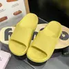 Pantuflas de algodón para el hogar, esponjosas y lindas, para mujer, nuevo estilo de invierno, forradas de felpa, cálidas, adecuadas para usar en exteriores, diseño de ratón lindo de dibujos animados, zapatos de algodón versátiles