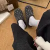 Mules fechadas estilo Birkenstock com solado grosso e estampa de bolinhas para mulheres, coleção outono 2026, design slip-on, versáteis e confortáveis para uso ao ar livre