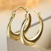 Brincos de argola estilo minimalista transfronteiriços com design redondo geométrico brilhante banhado a ouro, oferecendo um toque de luxo leve e de alta qualidade, adequados para o uso diário.