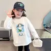 Camiseta básica para meninas, estilo primavera e outono, blusa infantil 100% algodão, nova camiseta de manga comprida 2026, roupa de outono para meninas com gola redonda