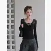 Camiseta preta com renda emendada, cadarço, decote V, manga longa para mulheres, peça básica de outono, modelagem justa, top estiloso