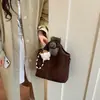 Bolsa bucket da moda para mulheres, nova coleção 2026, estilo retrô, adequada para o uso diário, design simples, ideal para o trajeto diário, e pode ser usada como bolsa de ombro ou bolsa transversal