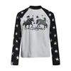 Camiseta de manga larga raglán con estampado de caballo de estrella de cinco puntas y bloques de color, top de punto gofrado con cuello redondo para hombre, estilo INS europeo y americano, para primavera y otoño