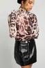 Camiseta base de malla con estampado de leopardo transfronteriza europea y americana más vendida para mujer, cuello alto, cuello superpuesto, corte ajustado, manga larga, top con agujero para el pulgar