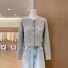 Cardigã retrô estilo coreano que reduz a idade, de tricô com pontos trançados, gola redonda, mangas compridas, com design de bordado de urso, peça versátil para outono e inverno